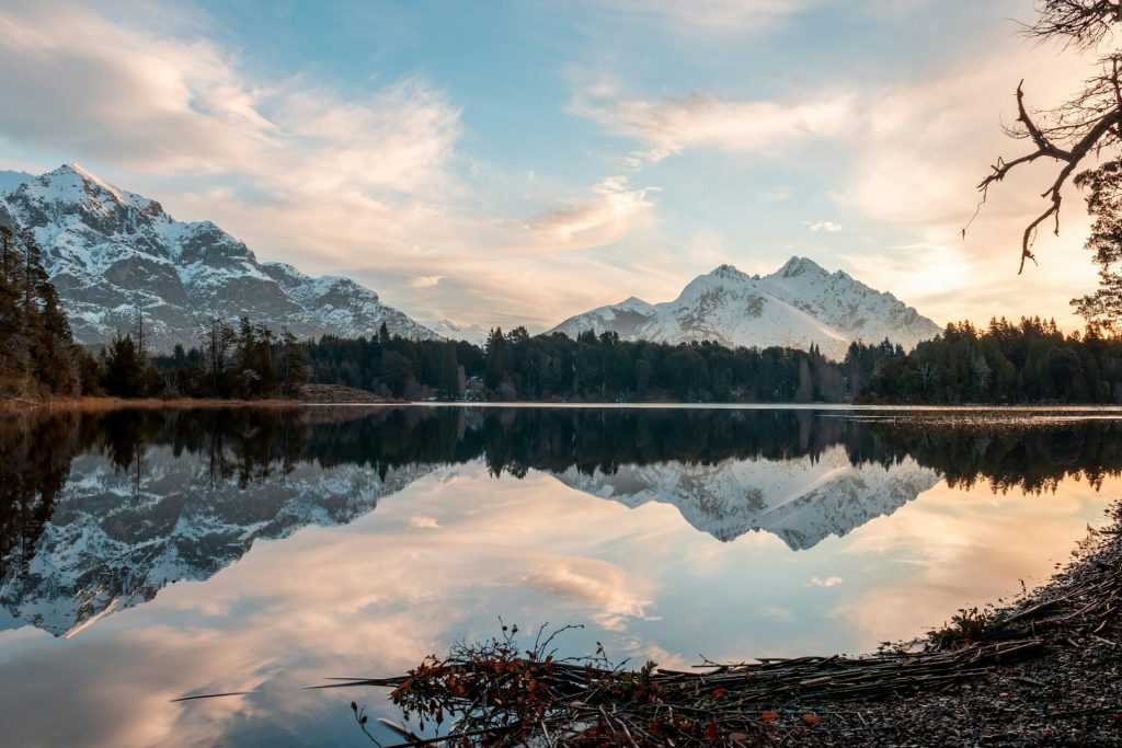 Bariloche. Foto de dia de um lago com montanha atrás. 