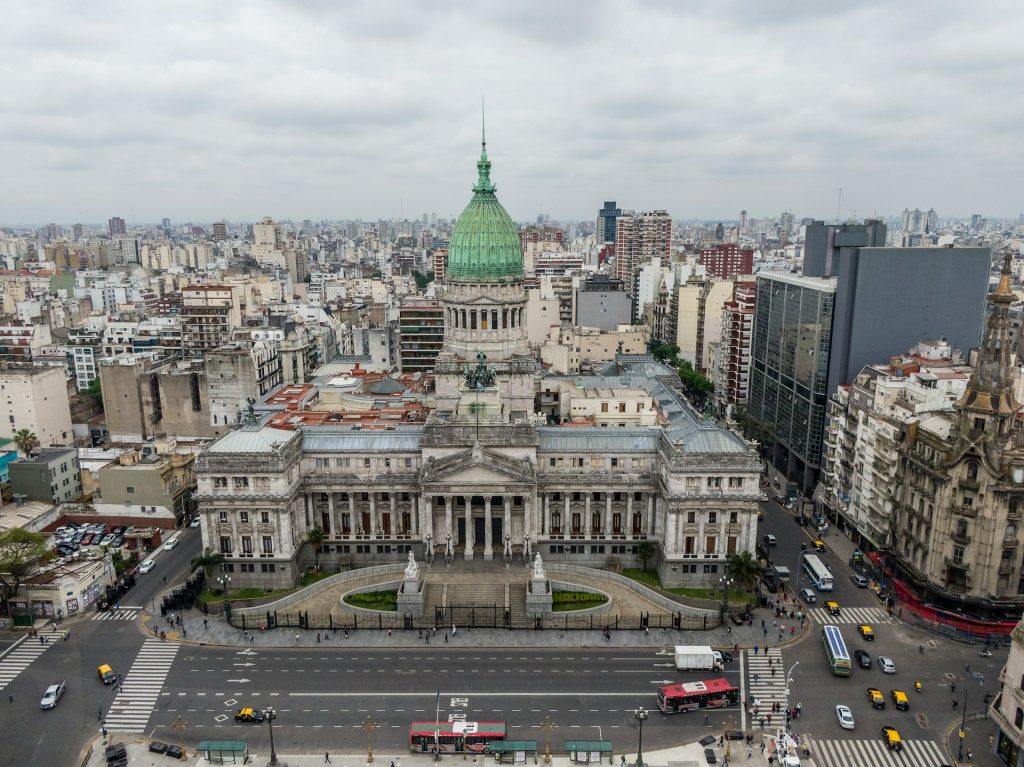 Buenos Aires. Foto de cima da cidade de Buenos Aires com edifícios, pessoas e carros.