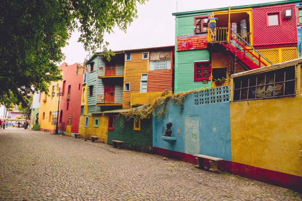 Caminito. Foto de rua com casas coloridas