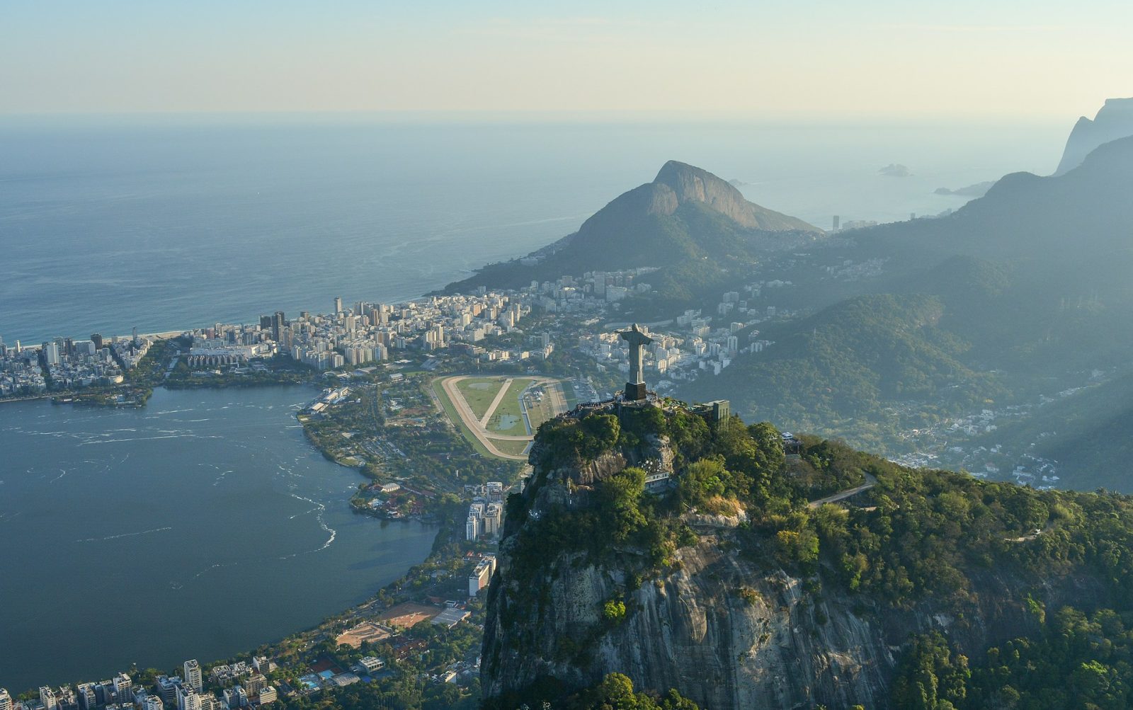 Foto do cristo redentor, riode janeiro. Foto do mar, montanhas e o cristo redentor.