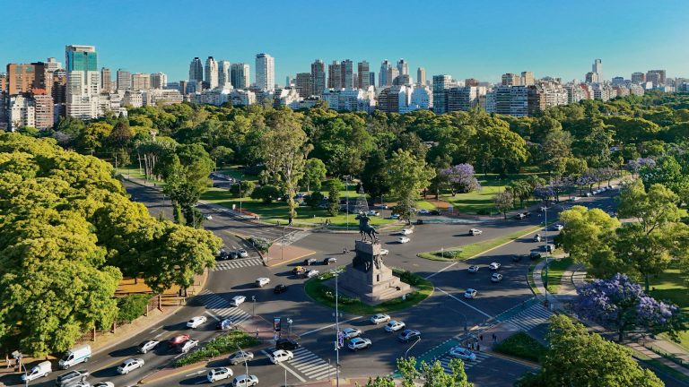 Palermo. Vista aérea da cidade com cruzamento de ruas e uma escultura no centro.