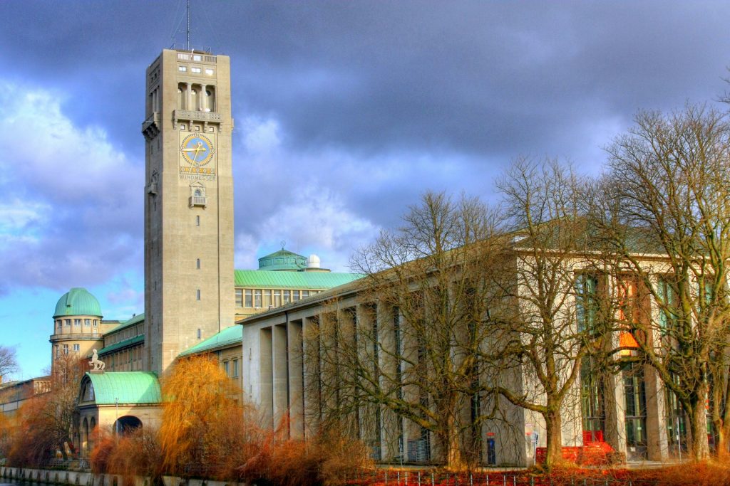 Deutsches Museum. edificio de concreto marrom com uma torre com um relógio do topo