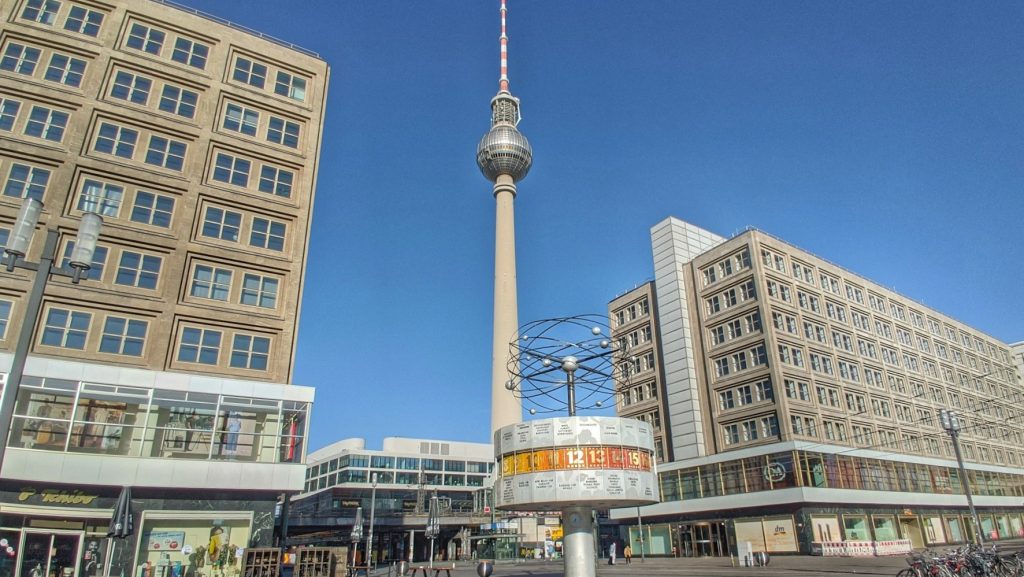 Fernsehturm. Edificio de concreto branco e marrom com estrutura redonda no topo. 