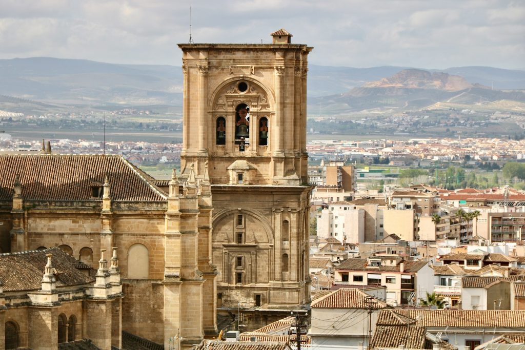 Foto Torre Catedral Granada. Edifício de concreto marrom 