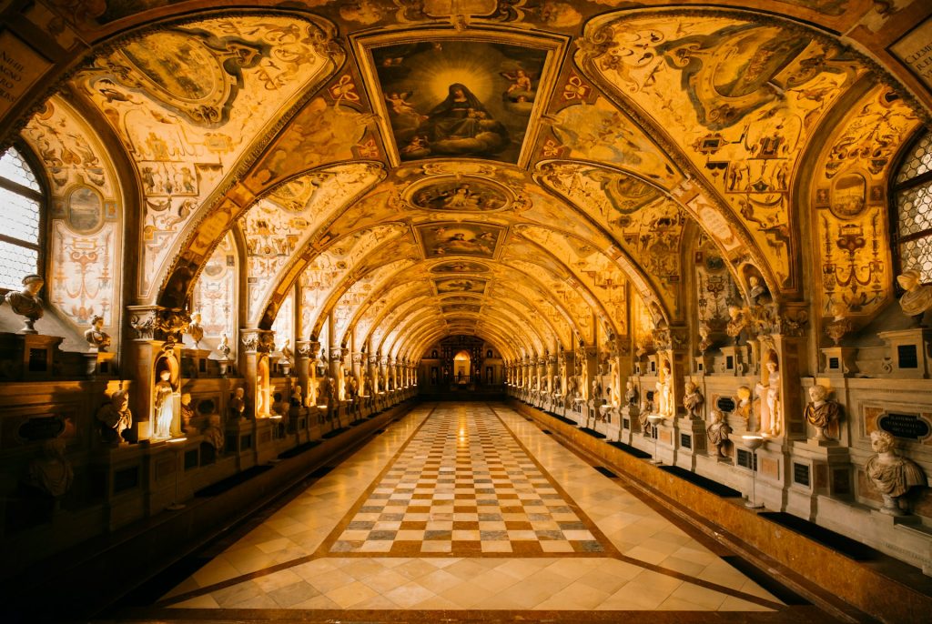 Foto de sala da Residenz. Sala com teto arredondado e paredes e teto completamente decorados. 