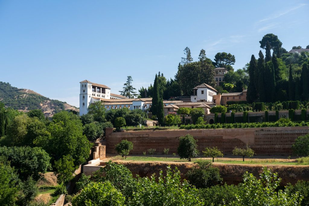 Generalife. Jardim com edifício branco ao fundo. 