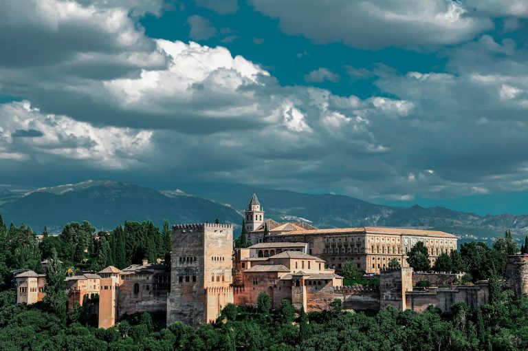 Granada. Foto de edifício muito grande de concreto marrom