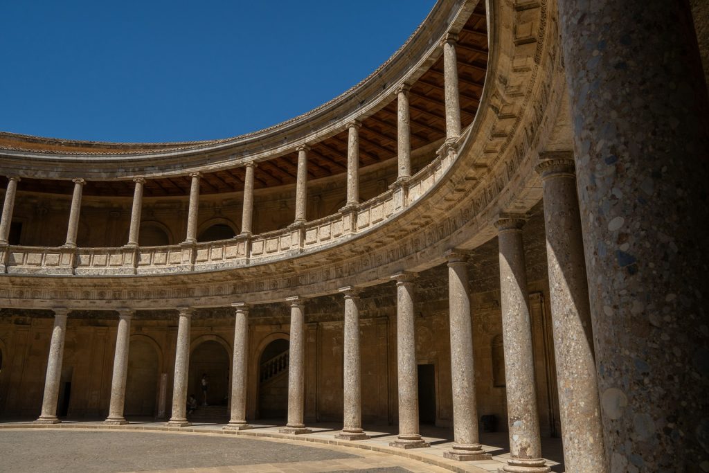 Museu de La Alhambra. Foto de edificio circular com muitas colunas e entradas em forma de arco. 