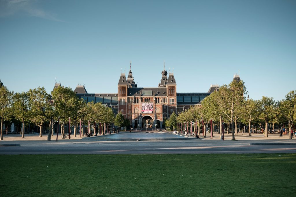 Rijksmuseum. Edificios de concreto marrom e branco perto de arvores verdes