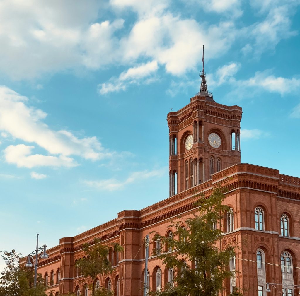 Rotes Rathaus. Foto de edificio marrom com muitas janelas