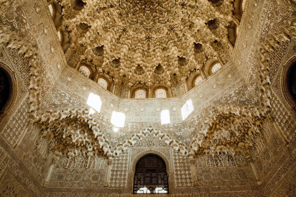 Sala dos Abencerrajes. Foto dentro de um palácio com teto e paredes muito adornados. 