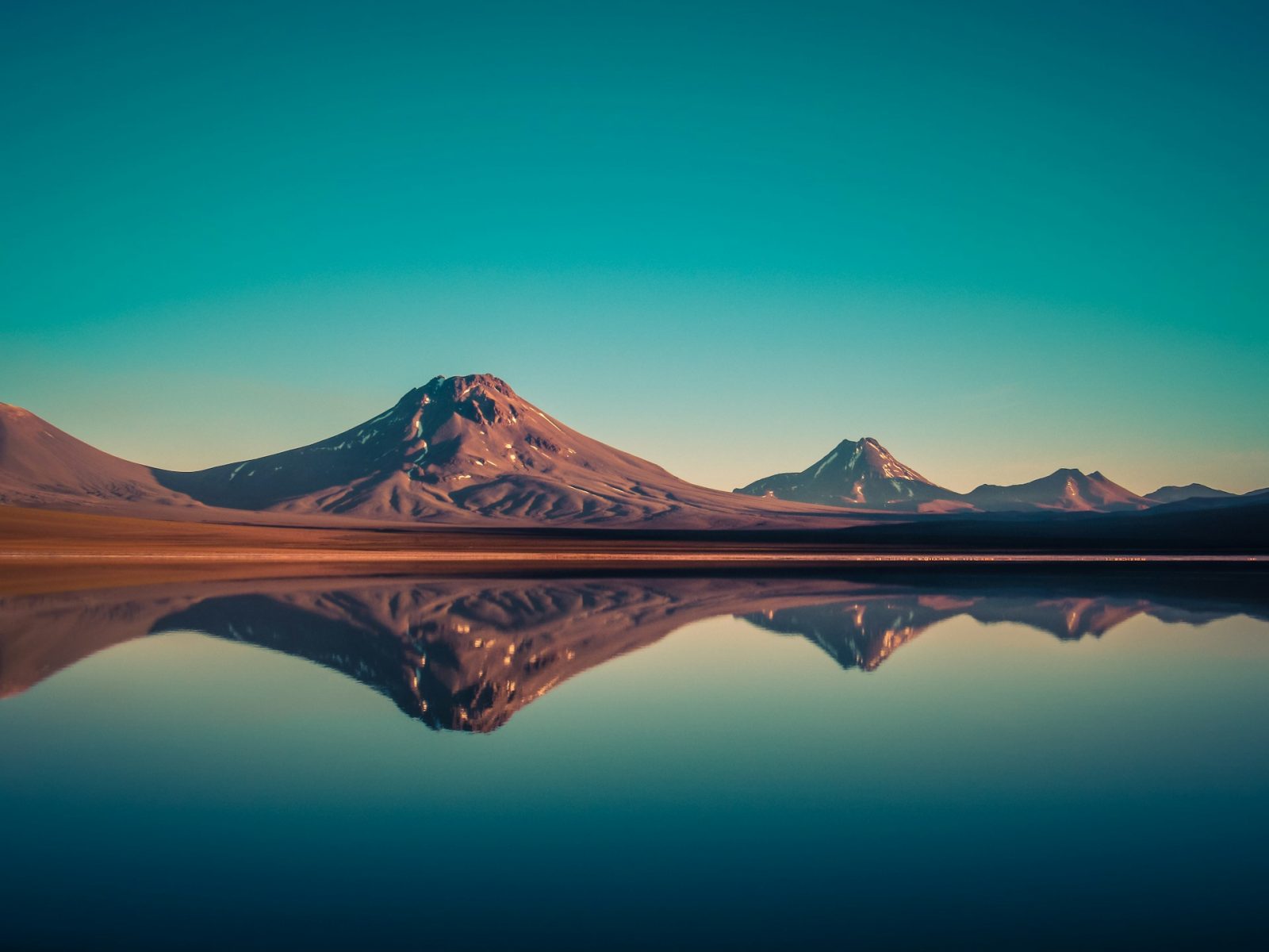 Sao Pedro do Atacama. Foto paisagem desertica com lago e montanha ao fundo.