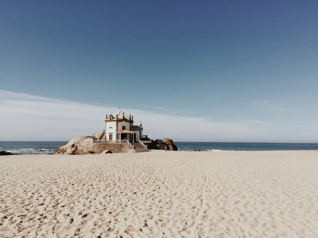 Vila nova de Gaia. Castelo de concreto branco no meio da praia. 