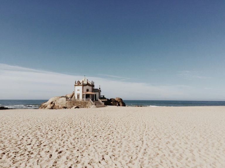 Vila nova de Gaia. Castelo de concreto branco no meio da praia.