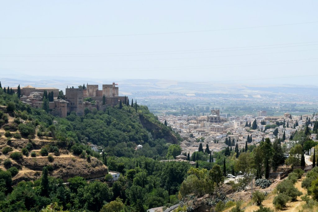 Vista Mirador de San Nicolas. Foto de paisagem com grande edifício, edifícios menores e arvores. 