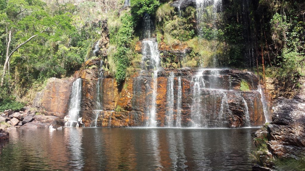 Chapada dos Veadeiros. Formações rochosas com caída de agua