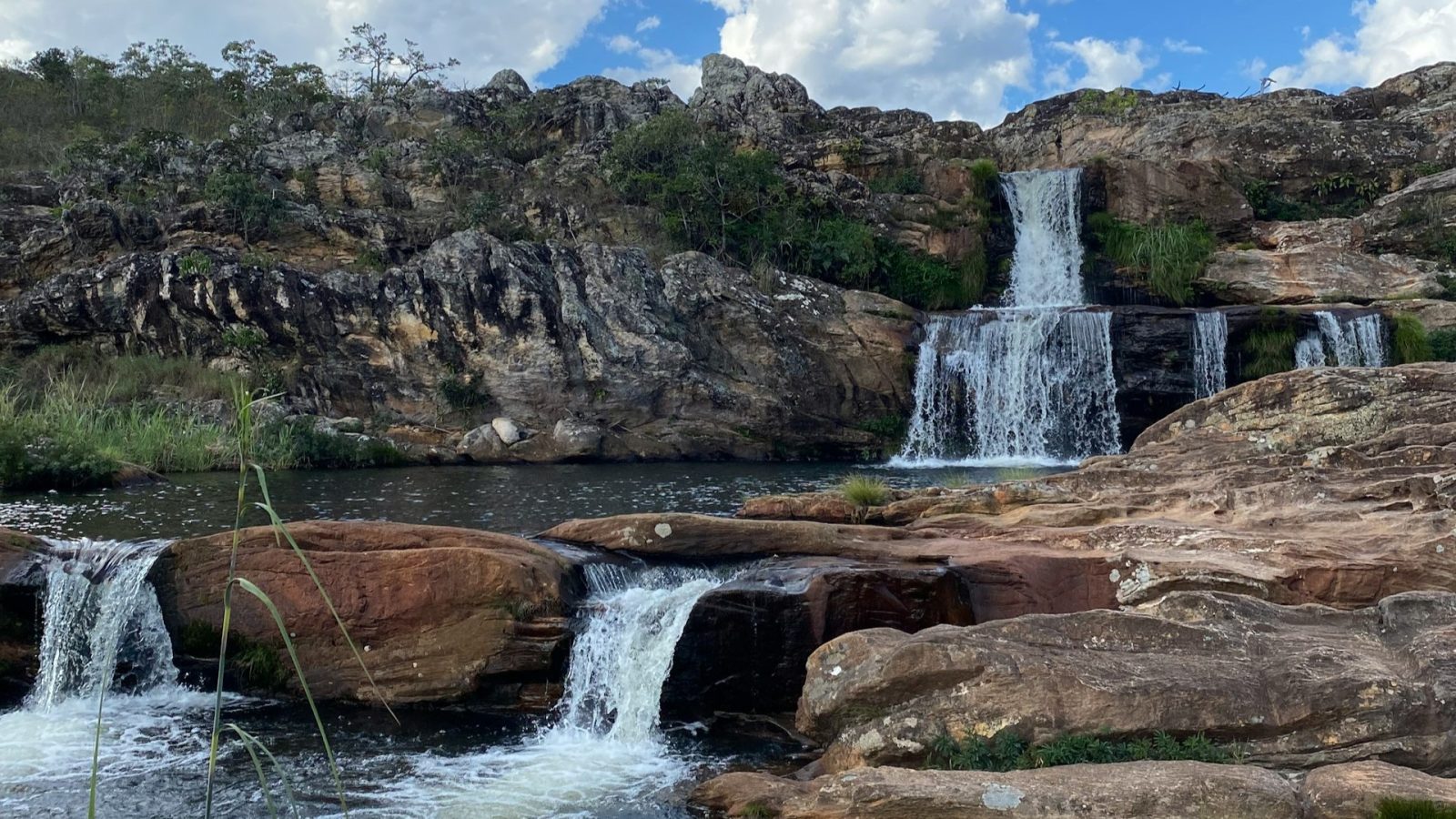 Diamantina. Pequena cachoeira no meio de area rochosa