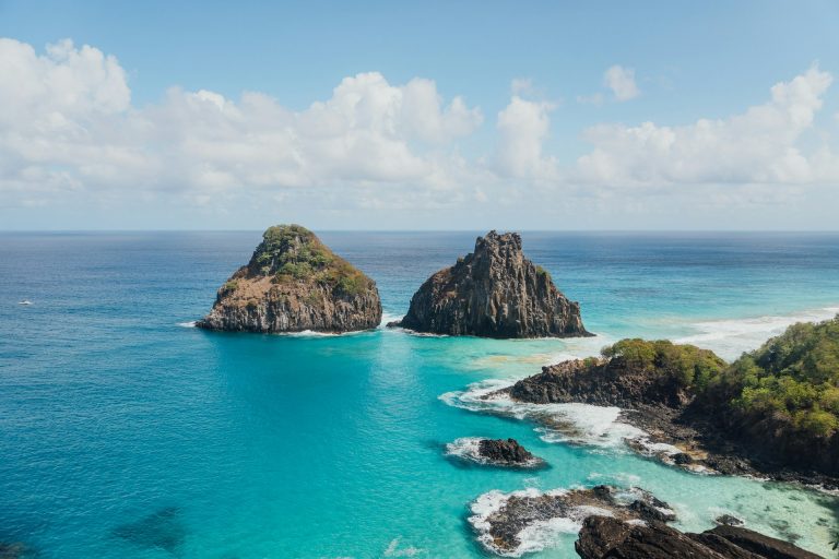 Fernando de noronha. Duas formações rochosas no meio do mar