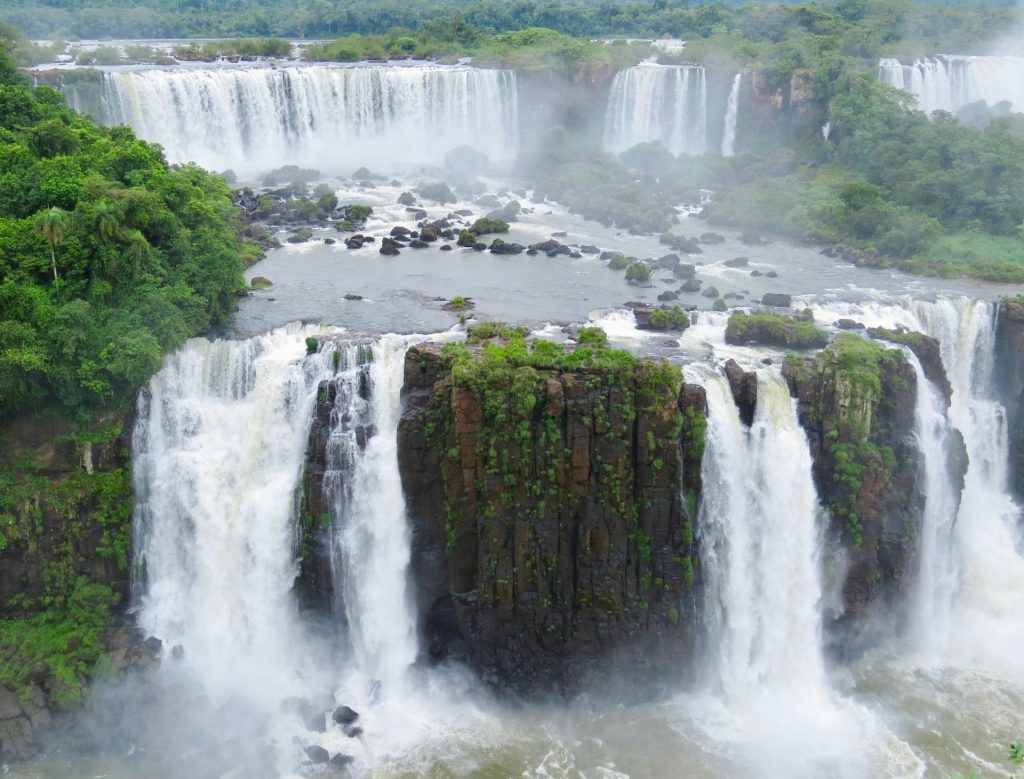 Foz do Iguaçu. Montanhas e muitas quedas de agua