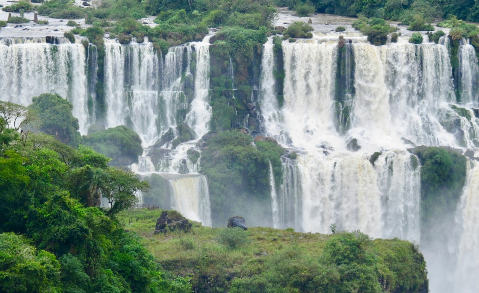 Foz do iguaçu. Foto de cachoeiras durante o dia.