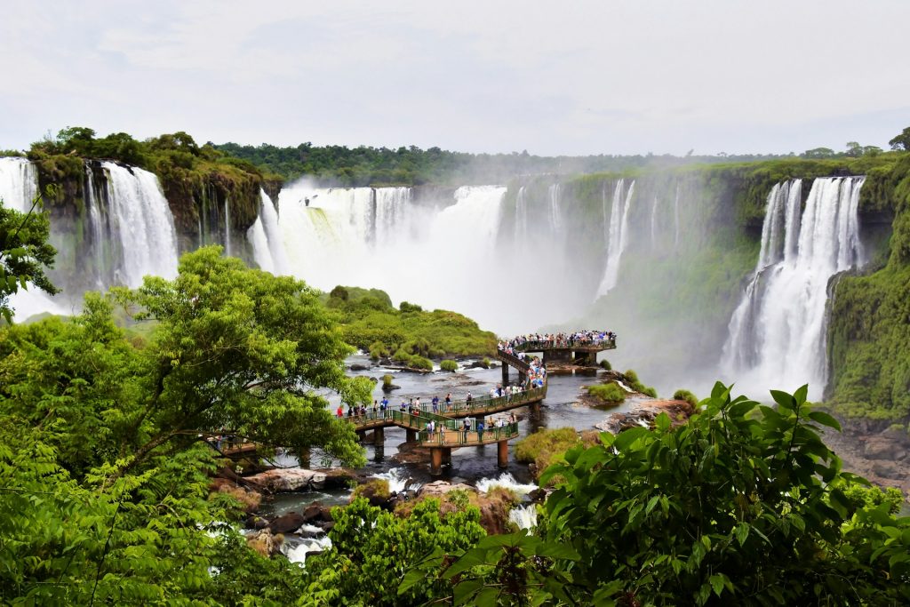 Foz do iguaçu. Vista de cima de quedas de agua com passarela de observação das cachoeiras.