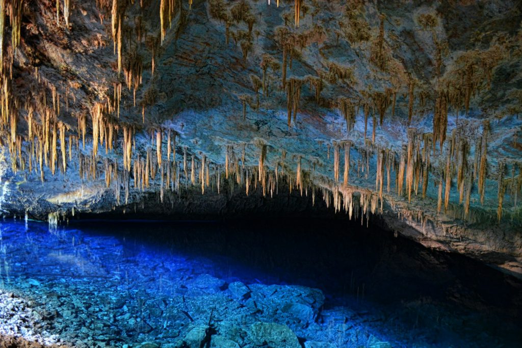 Gruta so lago azul. caverna com agua muito azul.