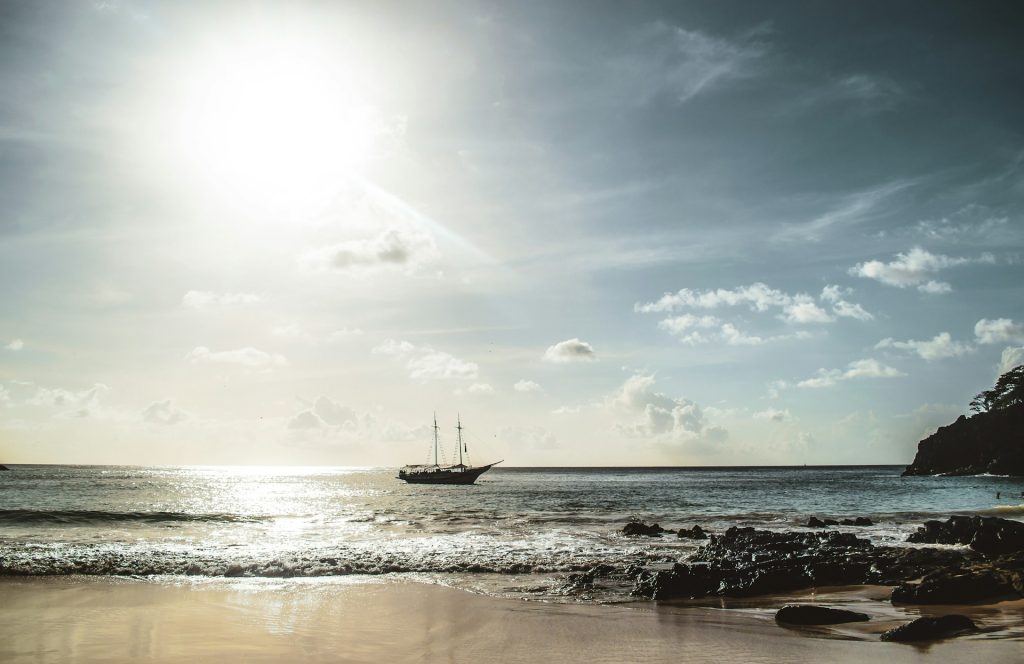 Praia do Sancho. Barco a vela ancorado no mar.