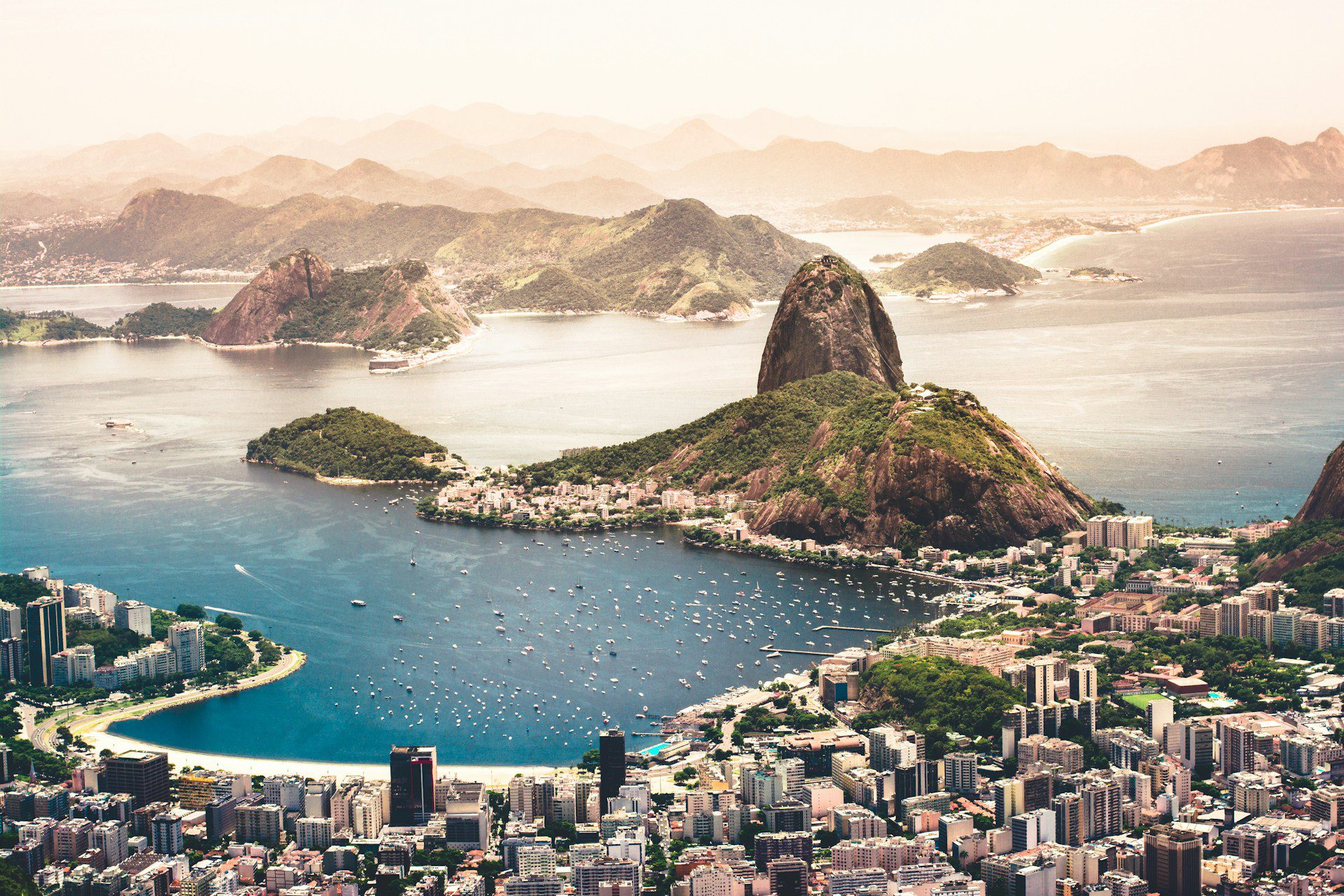 Rio de janeiro. Foto aérea de paisagem urbana perto da praia.