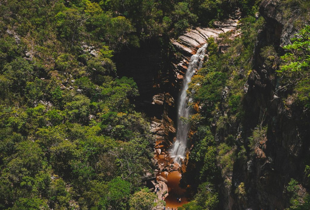 chapada diamantina, morro do chapeu. Cachoeira no meio das arvores.