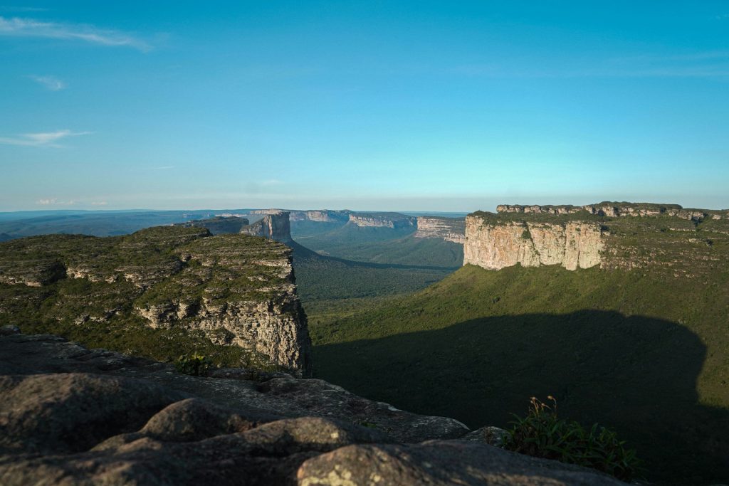 chapada diamantina. Foto de paisagem com campo de grama e montanhas.