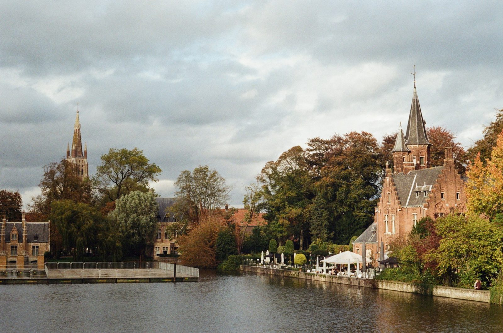 Belgica. corpo de agua perto de arvores e edificios.