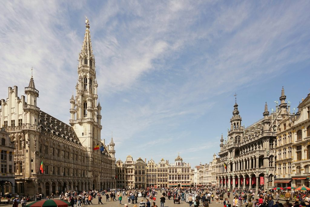 Grand palace bruxelas. Foto de uma praça com edifícios de concreto branco ao lado durante o dia.