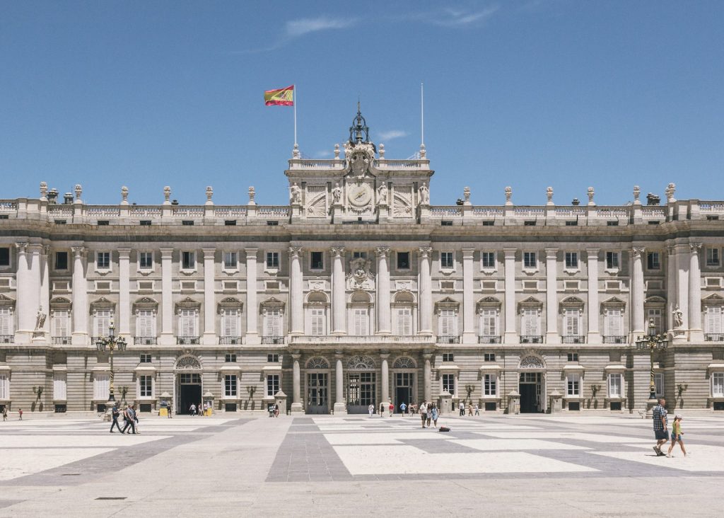 Palacio Madrid. Grande construção de concreto branco com muitas janelas