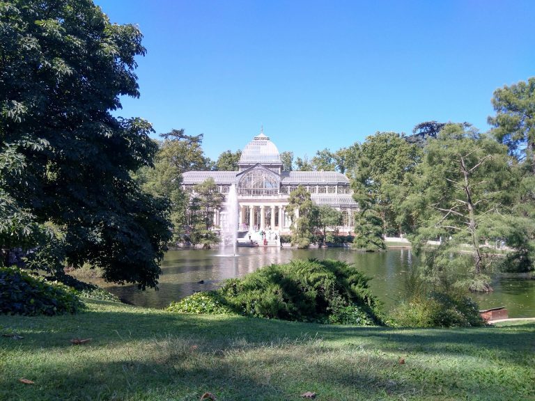 Parque retiro Madrid. Foto de um parque com grande construção de vidro no fundo