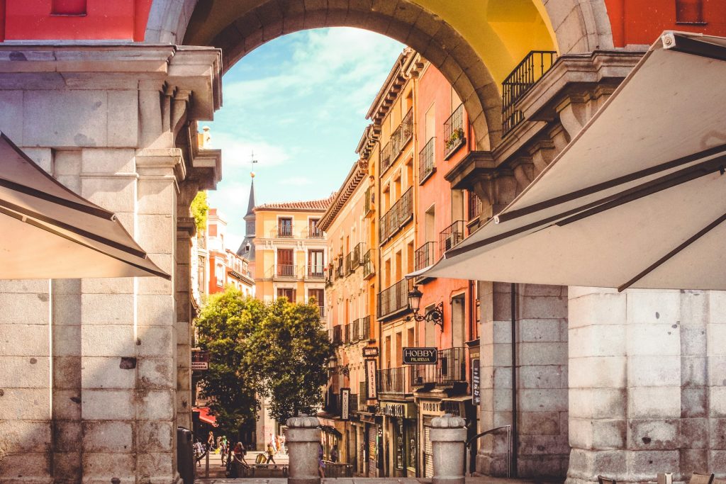 Plaza Mayor Madrid. Foto de uma rua com uma passagem em forma de arco.