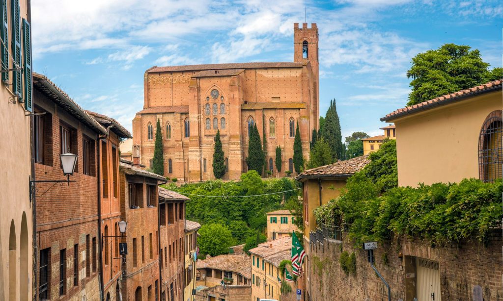 Siena. Foto de grande construção marrom.