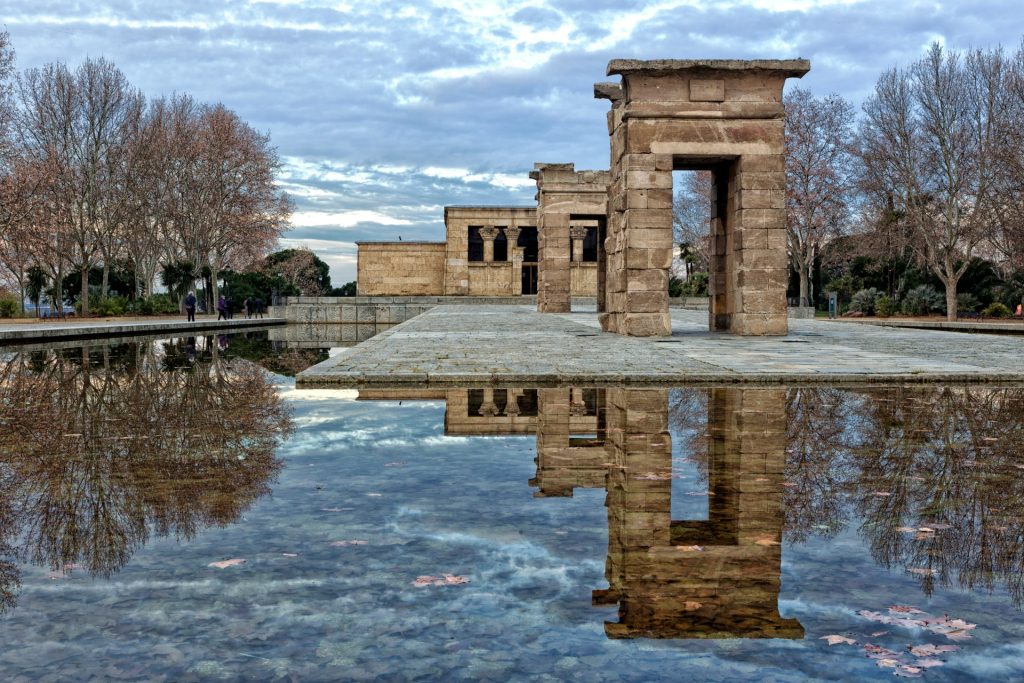 Templo madrid. Foto de arcos de pedra refletindo em um corpo de agua