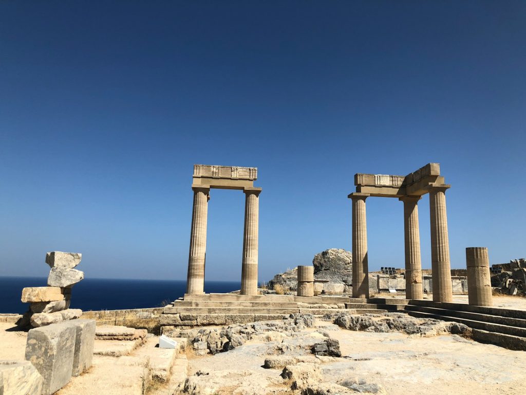 Acropole lindos. Foto de ruinas com mar ao fundo.