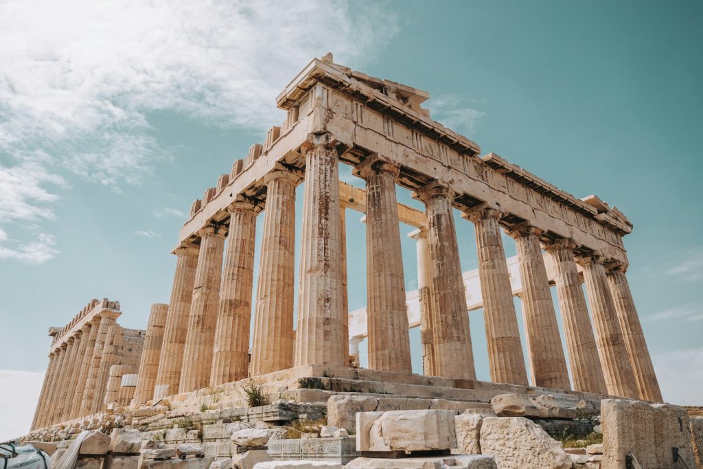 Acropoles. Atenas. Foto de ruina, com diversas colunas em concreto bege claro.