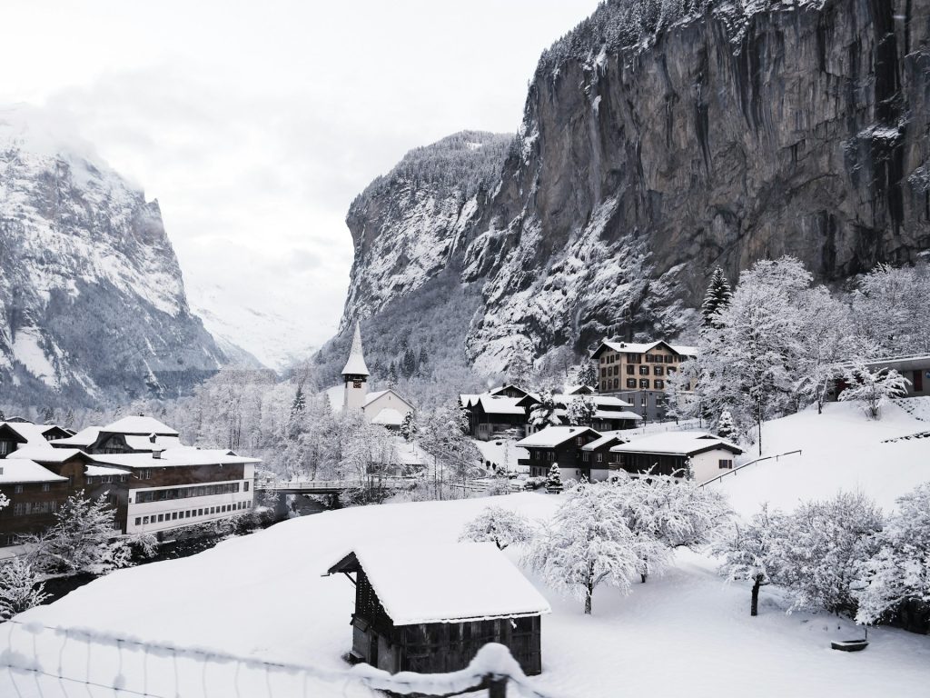 Interlaken. Foto de montanhas com muita neve