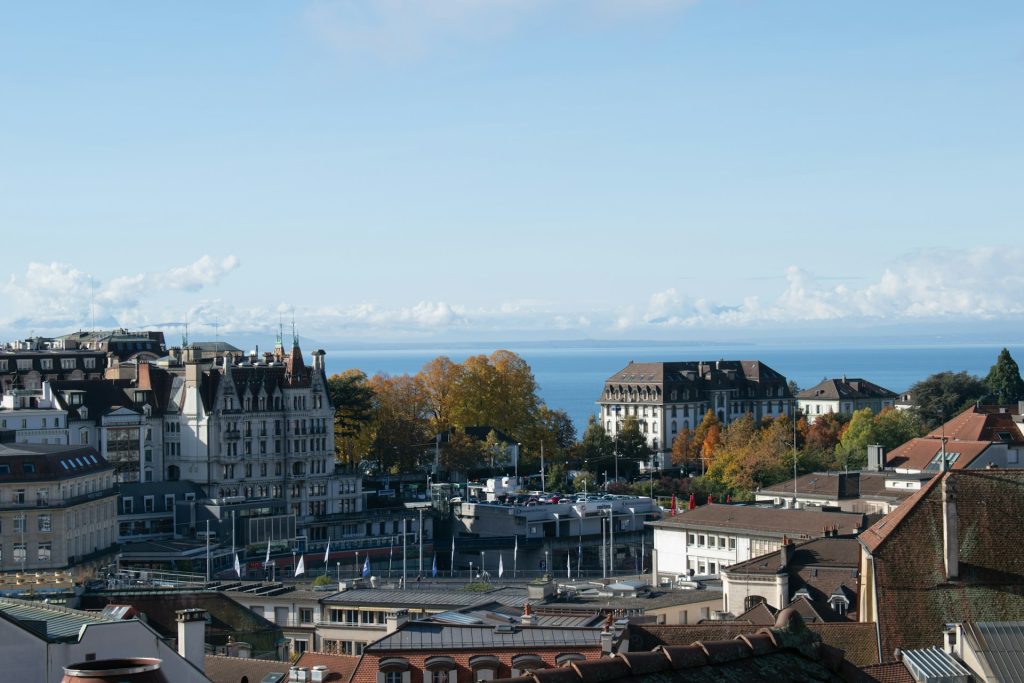 Lausanne. foto tirada de cima de uma cidade durante o dia.
