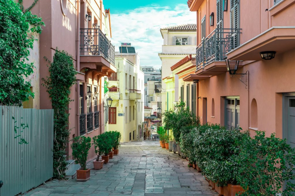 Plaka atenas. Foto de uma rua com casas coloridas