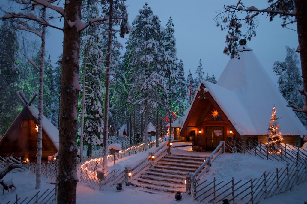 Rovaniemi. Foto de casas cobertas de neve