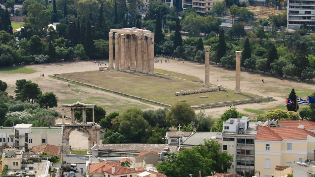 Templo de zeus atenas. Foto tirada de cima de ruinas no meio de uma cidade.