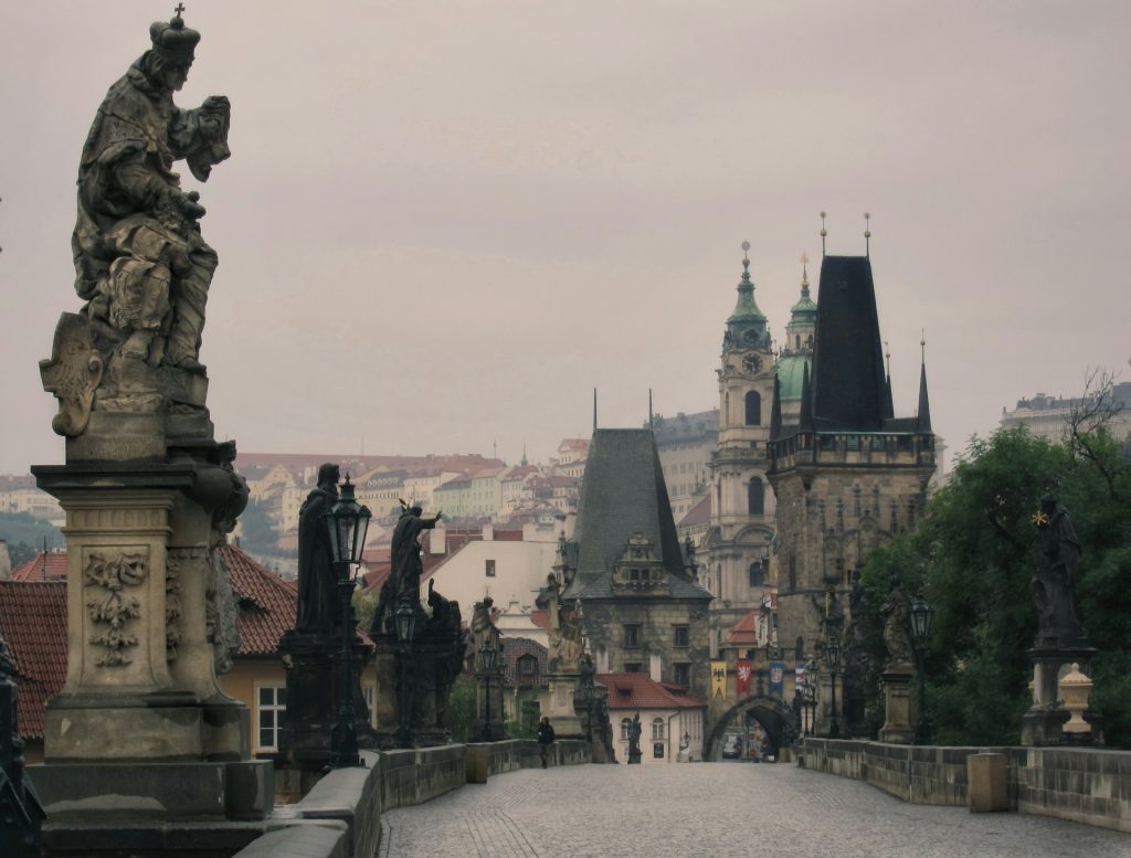 praga. Ponte de concreto com estatuas nas laterais