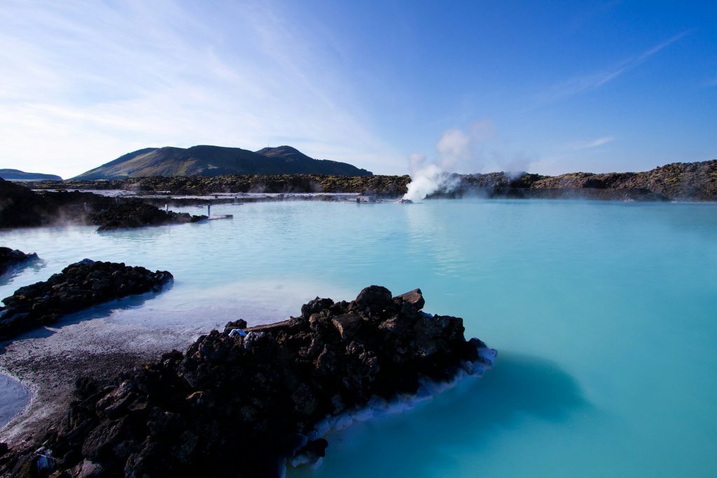 reykjavik. agua azul ao lado de montanha e nuvens brancas