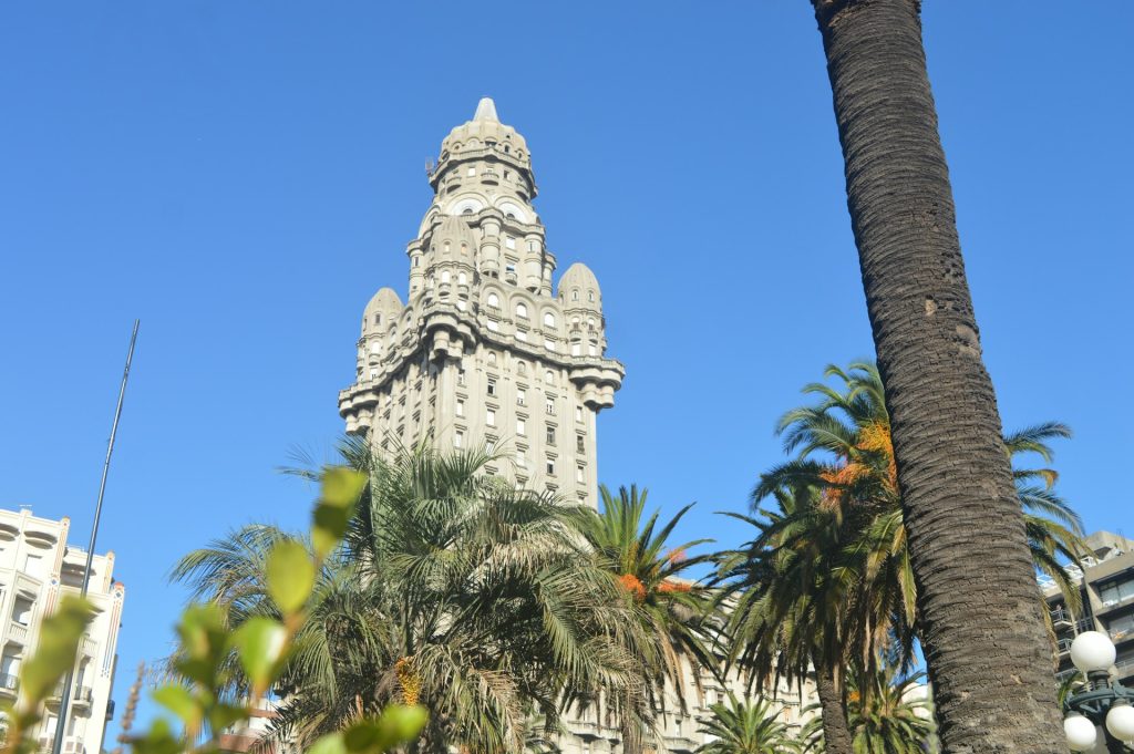 Montevideu. Foto de um edificio de concreto branco sob o ceu azul