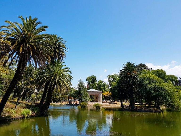 Montevideu. Parque rodó. Foto de uma construção com colunas perto de corpo de agua e vegetação verde ao redor.