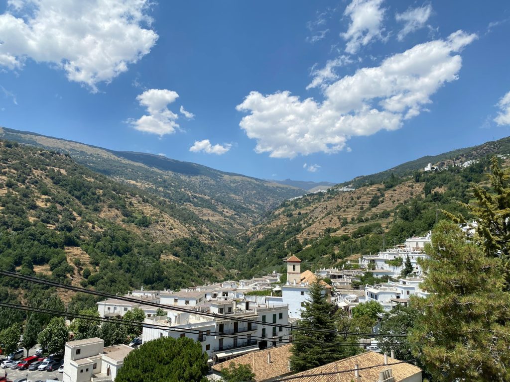 Pampaneira. Foto de uma vila com casas brancas