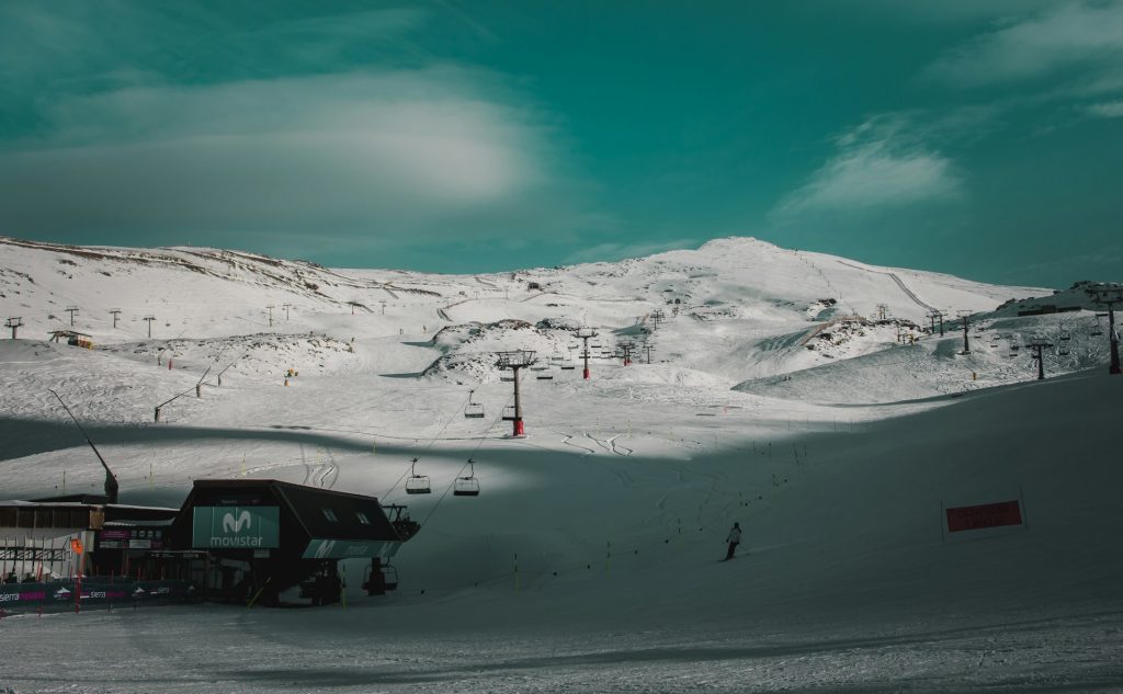 sierra nevada. Foto de uma montanha coberta de neve com uma pessoa esquiando